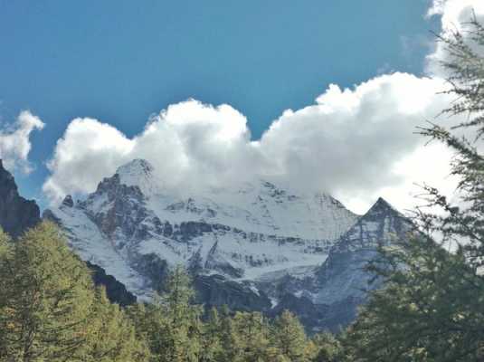 稻城亚丁，一个让人心驰神往的地方。这里有着蓝天、白云、雪山、草地、湖泊等各种自然景观，还有着藏族文化的瑰宝。如果你想来一次难忘的旅行，那么请跟随我，一起来探索稻城亚丁吧！